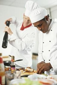 Stockbyte/Stockbyte/Getty Images Un sistema de inventario eficiente puede mantener la operación de tu restaurante funcionando sin problemas.