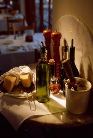 Jupiterimages/Comstock/Getty Images Las operaciones, mercadotecnia y administración efectivas mejoran la rentabilidad de un restaurante pequeño.