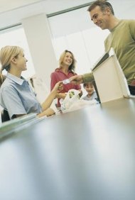 Digital Vision./Photodisc/Getty Images Para entender mejor cuál es el rol del departamento de compras, considera algunas de las funciones que realiza.