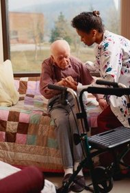 Stockbyte/Stockbyte/Getty Images Los asistentes administrativos en un hogar de ancianos apoyan las operaciones del día a día de la instalación.