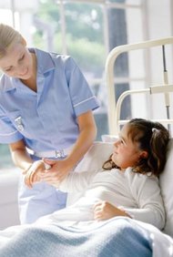George Doyle/Stockbyte/Getty Images Las enfermeras pediátricas trabajan en hospitales, clínicas, escuelas y en los consultorios de los doctores.