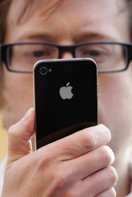 Oli Scarff/Getty Images News/Getty Images Los usuarios de iPhone pueden conectarse a la VPN de la empresa para acceder al correo electrónico de la misma.