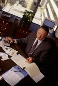 Keith Brofsky/Photodisc/Getty Images Un auditor de proyecto utiliza una variedad de herramientas, incluyendo análisis de valor acumulado, para gestionar las actividades empresariales.