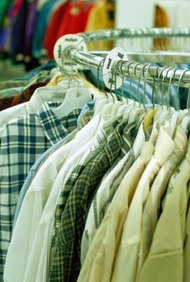 Ryan McVay/Photodisc/Getty Images Algunas tiendas de segunda mano se especializan en productos específicos como ropa para adolescentes y muebles.