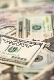 Thinkstock/Comstock/Getty Images Las diferentes fuentes de fondos vienen con diferentes ventajas y desventajas para cualquier negocio.