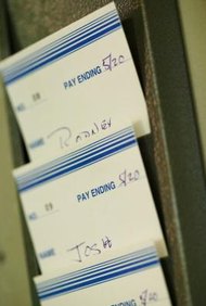 Thinkstock/Comstock/Getty Images El pago de horas extras se determina por el número de horas de trabajo en la tarjeta de tiempo del empleado.