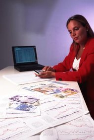 John Foxx/Stockbyte/Getty Images Algunas ofertas de empleo para graduados en economía incluyen en el gobierno, organizaciones sin fines de lucro, colegios y universidades.