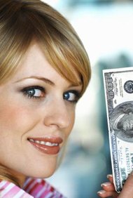 Stockbyte/Stockbyte/Getty Images Darles a los empleados un poco más en sus cheques de pago es sólo una manera de ofrecer recompensas de rendimiento.