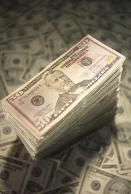 Adam Gault/Digital Vision/Getty Images El financiamiento de las cuentas por cobrar le permite al vendedor obtener el dinero en efectivo de inmediato vendiendo la cuenta por cobrar a un tercero.