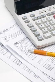 Creatas/Creatas/Getty Images En una declaración de retenciones, se detallan los impuestos al ingreso del trabajador que la empresa envía a las autoridades recaudadoras.