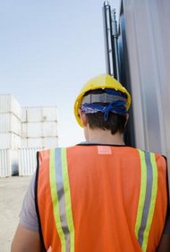 Thinkstock Images/Comstock/Getty Images El encargado de seguridad debe asegurarse de que los empleados vistan el equipo de seguridad apropiado.