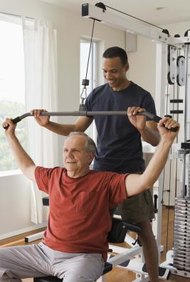 Jupiterimages/Comstock/Getty Images La mayoría de los entrenadores personales son empleados por los clubes de IHRSA, centros de fitness o gimnasios.