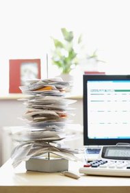 Martin Poole/Photodisc/Getty Images Cada vez más empresas están cambiando a usar servicios de mercadotecnia por web para promover productos y servicios.
