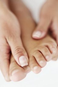 Stockbyte/Stockbyte/Getty Images Los fisioterapeutas enseñan a los pacientes técnicas de estiramiento de las articulaciones para prevenir la artritis.