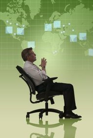 Jupiterimages/Comstock/Getty Images Las sillas de rejilla para oficina con frecuencia ofrecen soporte para la espalda y beneficios ergonómicos.