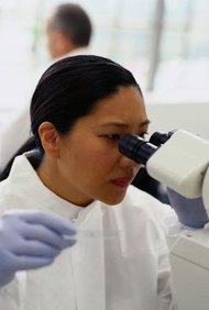 Ryan McVay/Photodisc/Getty Images Comienza a cobrar un sueldo trabajando en puestos de trabajo basados en farmacia y biología antes de graduarte con títulos avanzados.