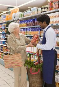 Jupiterimages/Polka Dot/Getty Images Los asistentes de servicio al cliente pueden hacer que la compra en un supermercado sea una experiencia más placentera.
