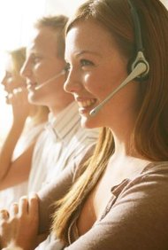 Goodshoot/Goodshoot/Getty Images Cualquier persona que trata directamente con los clientes es considerado un empleado de front office.