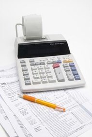 Creatas/Creatas/Getty Images Las empresas deben proporcionarle a cada empleado un formulario W-2 para la presentación de los impuestos sobre la renta y el mantenimiento de registros.