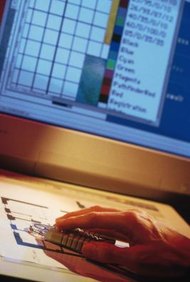 Comstock/Comstock/Getty Images El salario de un diseñador de gráficos por computadora puede variar dependiendo de la ubicación y la industria en la que se emplea.