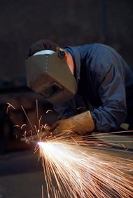 Thinkstock/Comstock/Getty Images La ropa protectora contra el calor minimiza los riesgos de lesiones y quemaduras en los soldadores profesionales.