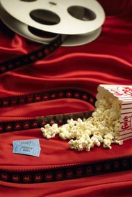 Creatas/Creatas/Getty Images Ser propietario de una sala de cine es una gran manera para que los amantes del cine ganen dinero haciendo lo que aman.