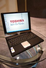 David McNew/Getty Images News/Getty Images Toshiba produce una gran variedad de computadoras portátiles, incluyendo un modelo con pantalla giratoria.
