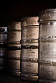 Jupiterimages/Photos.com/Getty Images Los repartidores de cerveza ayudan a mantener el flujo del producto en los establecimientos de venta minorista y restaurantes.