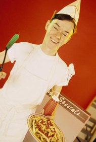 Comstock/Comstock/Getty Images Los adolescentes pueden ganar dinero por diversión o por necesidad con un trabajo en un restaurante.