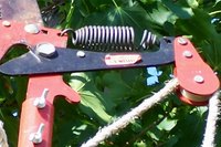 Lever-pulley combination on a tree trimmer