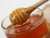 Warm honey is a pleasant and relaxing facial mask.