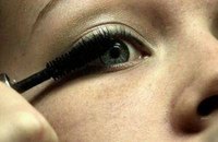 Get gorgeous lashes without clumps and without a hassle by learning how to avoid lumpy mascara.
