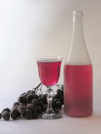 Serve red wine properly to enjoy the rich flavor.