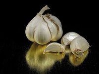Garlic can help tame symptoms of sore throat.