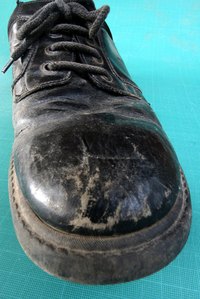 Glues designed for shoe repair bond rubber to leather.