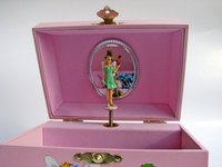 The music box comb is the instrument used in popular jewelry boxes.