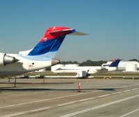 Major airlines use GDS listings to share flight information with travel agencies and online booking sites.