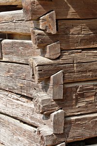 How to cut log dovetail joints like these