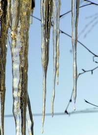 Using simple painting techniques, you can produce beautiful pictures of icicles.