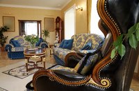 A central color scheme helps blend leather and fabric furniture.
