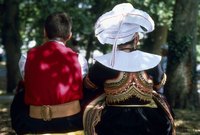 Men and women can wear Renaissance hats and headpieces.