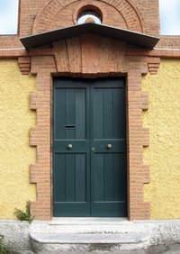 A dark green east-facing door brings financial blessings and growth opportunities.