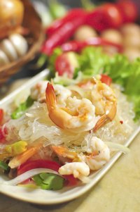 Yum woo sen (Thai noodles with shrimp).