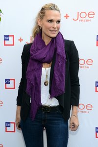 Wear long scarves in prints or contrasting colors with your outfit.
