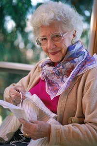 It would be very difficult to knit one-handed using traditional needles.