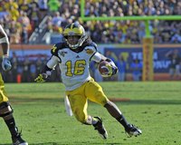 Denard Robinson plays like a pro with untied laces.