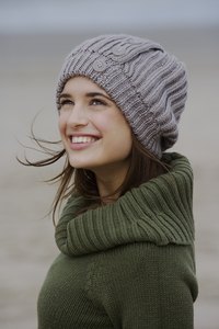 Knit a warm beret using a peg loom.