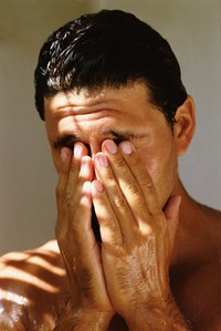Decongesting methods, such as inhaling steam, helps relieve clogged sinuses.