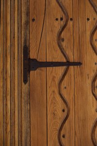 Create beautiful designs along the edges of wood with a router.