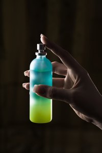 Oil-based perfumes have a moisturizing effect on the skin.